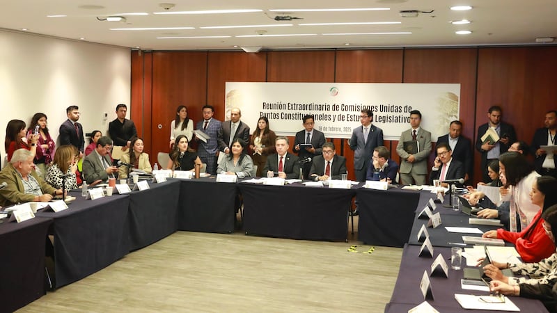 Reformas sobre nepotismo y no reelección avanzan en comisiones del Senado