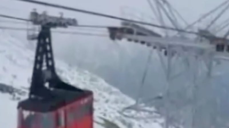 Accidente en teleférico de Italia deja a más de 100 personas atrapadas en Los Alpes