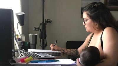La mujer publicó esta foto como muestra de que puede concentrarse en estudiar mientras amamanta a su hija