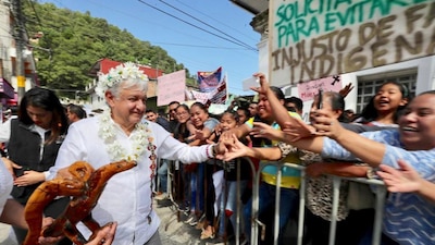 Quienes se identifican como pueblo son quienes más apoyan a AMLO, detalla la encuesta