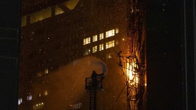 La policía señaló que cuatro edificios adyacentes también se incendiaron, pero esas llamas ya fueron extinguidas