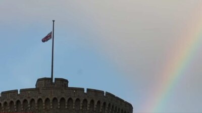 Como símbolo de luto nacional, en el Palacio de Buckingham mostraron así sus condolencias