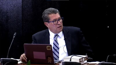 Dijo que tendrá que viajar a Madrid por su carácter de senador