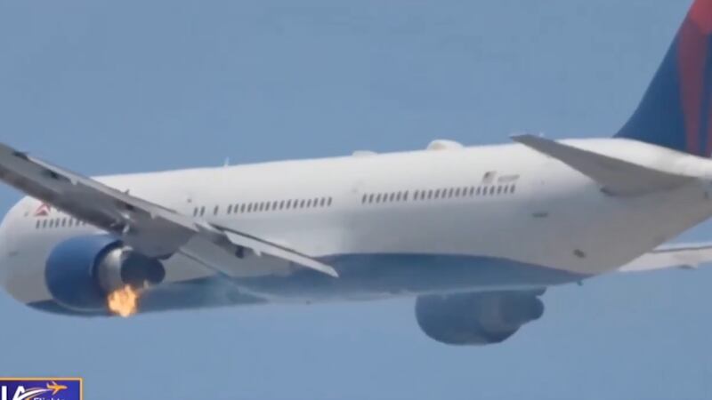 VIDEO: Avión de Delta Air Lines aterriza de emergencia por incendio en uno de sus motores