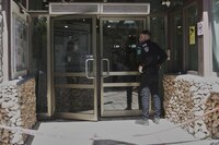 Empleado palestino apuñala a dos huéspedes en Jerusalén; Hamás elogia la agresión