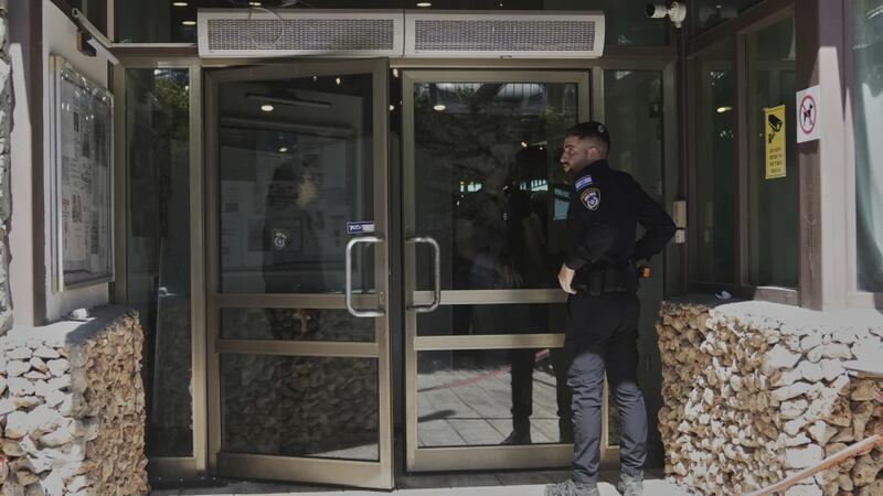 Empleado palestino apuñala a dos huéspedes en Jerusalén; Hamás elogia la agresión