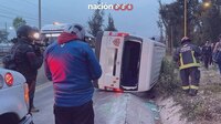 Por evitar el bloqueo de transportistas, conductor de combi termina volcado