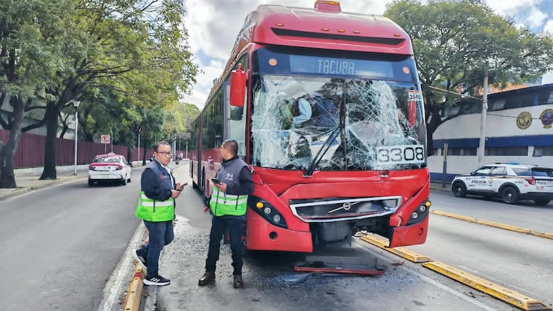 Choque entre dos unidades del Metrobús deja 27 lesionados en Iztacalco