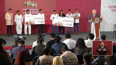 AMLO entregó cheques para dos municipios de Oaxaca