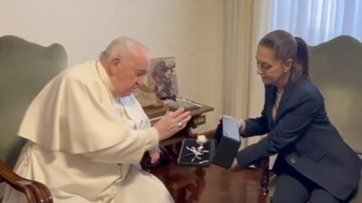 El Papa bendijo la rosa que sostenía la aspirante presidencial