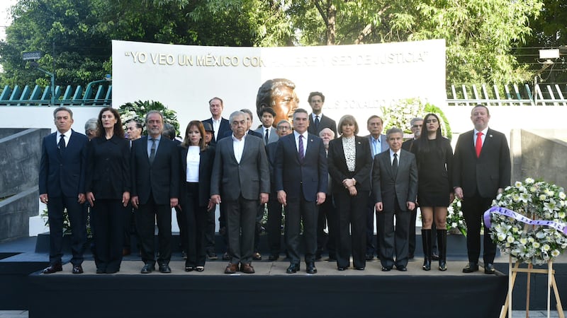 Alito Moreno encabeza guardia de honor por el 32 aniversario luctuoso de Luis Donaldo Colosio