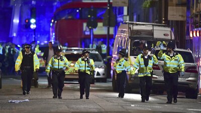 Oficiales en la Borough High Street de Londres.