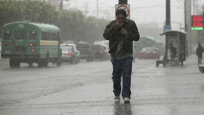 Las autoridades permanecen atentos ante el avance del huracán 'Kay'