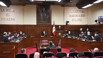 En la controversia constitucional, el INAI alegó que dicho "decretazo" vulnera el derecho a la información