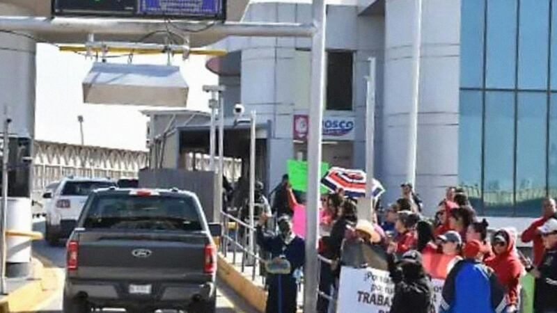Maestros protestan en puente internacional contra reforma al ISSSTE