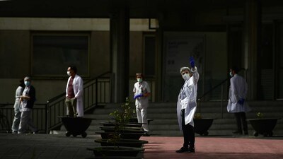 Personal médico a las afueras del hospital Txagorritxu para exigir equipo, en Vitoria, España