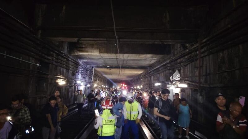Desalojan a usuarios de las estaciones Pino Suárez y Zócalo de la Línea 2 del Metro