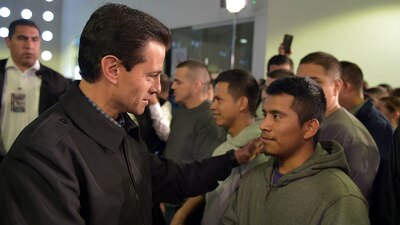 El presidente Peña Nieto saluda a uno de los connacionales que volvieron a México