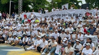 Vestían de blanco y otros portaban banderas blancas, llevaban pancartas con mensajes como “Queremos Paz”
