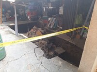 Socavón se forma adentro de una casa en la GAM; desalojan a familia