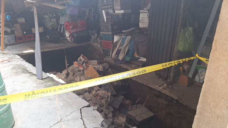 Socavón se forma adentro de una casa en la GAM; desalojan a familia