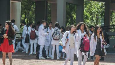 Estudiantes de Enfermería en la UNAM; dicha carrera es la 51 mejor pagada en México, de acuerdo con el Imco