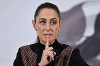 Sheinbaum niega que actos violentos tras abatimiento de ‘El Mencho’ sean terrorismo