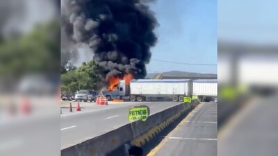 En los videos se aprecia un tráiler incendiado en la zona
