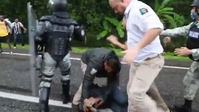 El agente migratorio Robledo Páez patea al migrante en la cabeza cuando este se encuentra tirado en el piso