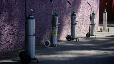 El aumento de las infecciones en la capital ha llevado a hospitales llenos y a agotar el suministro de oxígeno