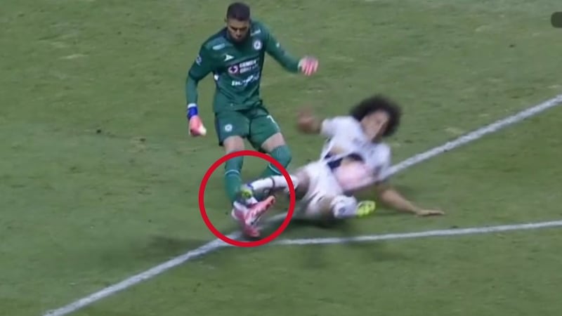 VIDEO: El momento exacto en que Kevin Mier, portero del Cruz Azul, sufre una terrible fractura