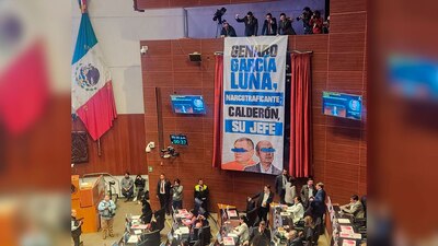 Los legisladores de Morena desplegaron una enorme manta que relaciona a ambos políticos