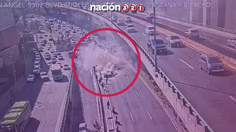 Vehículo se incendia en pleno carril central de Periférico, a la altura de Artz
