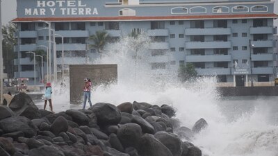 Grace podría debilitarse a tormenta tropical esta tarde y disiparse esta noche o el domingo.