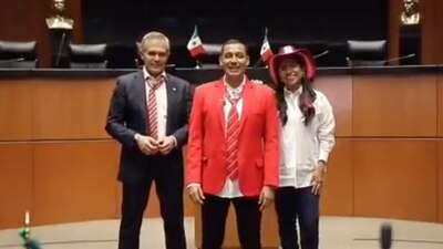 Mencionaron que puede asistir un fan a la entrega del reconocimiento