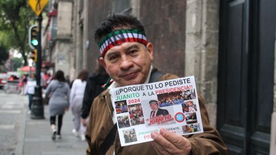Ya empezó con su campaña electoral y repartió volantes en el Zócalo