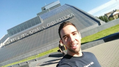 El mexicano Daniel Reynoso se toma una selfie enfrente de la Biblioteca Nacional de Letonia, en Riga.
