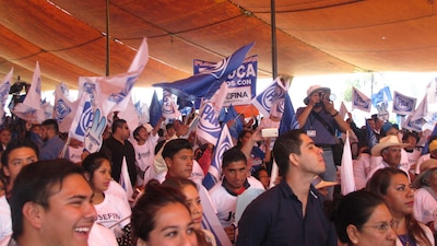 Militantes y curiosos oyeron las palabras de la candidata del PAN