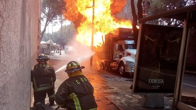 El camión circulaba lleno de cilindros de gas LP