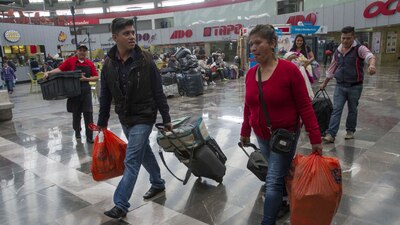 Usuarios de la Terminal de Autobuses de Pasajeros de Oriente, en la Ciudad de México