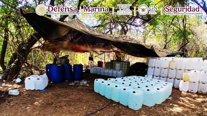 Desmantelan narcolaboratorio en Sinaloa; aseguran más de 3 mil litros de sustancias químicas