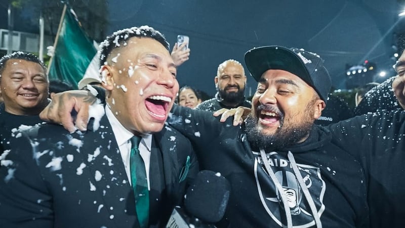 ‘Yulay’ casi pierde la vista por espuma durante festejos en CDMX tras triunfo de México vs. Chequia