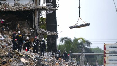 Los bomberos del condado de Miami-Dade encontraron 4 personas más en los escombros