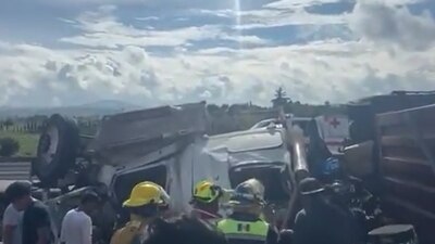 Los pobladores aprovecharon para llevarse los electrodomésticos de la carga del tráiler