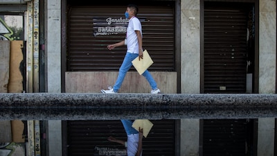 Cines y plazas podrían abrir a partir de junio, pero con capacidad limitada