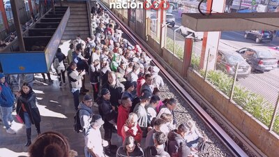 Los usuarios se quejan de trasbordos saturados; Metro confirma desalojo de una unidad