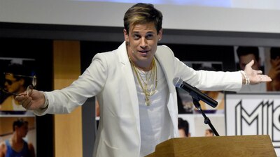 Él es Milo Yiannopoulos, el editor del sitio de ultraderecha Breitbart News