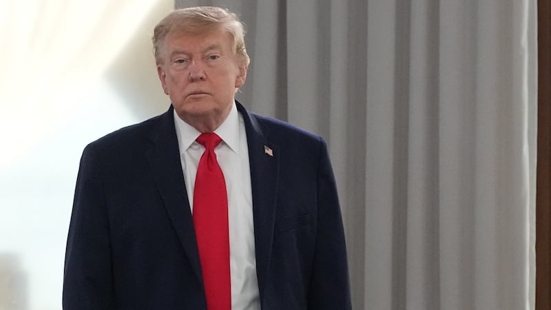 Juez da revés a Trump y le ordena restablecer el acceso de CNN, MSNBC y Politico a la Casa Blanca