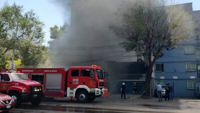 El fuego se originó en el estacionamiento del edificio