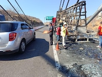 En plenas vacaciones de Semana Santa, se incendia camión en la Autopista del Sol